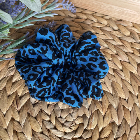 Scrunchies - Blå leopard - L