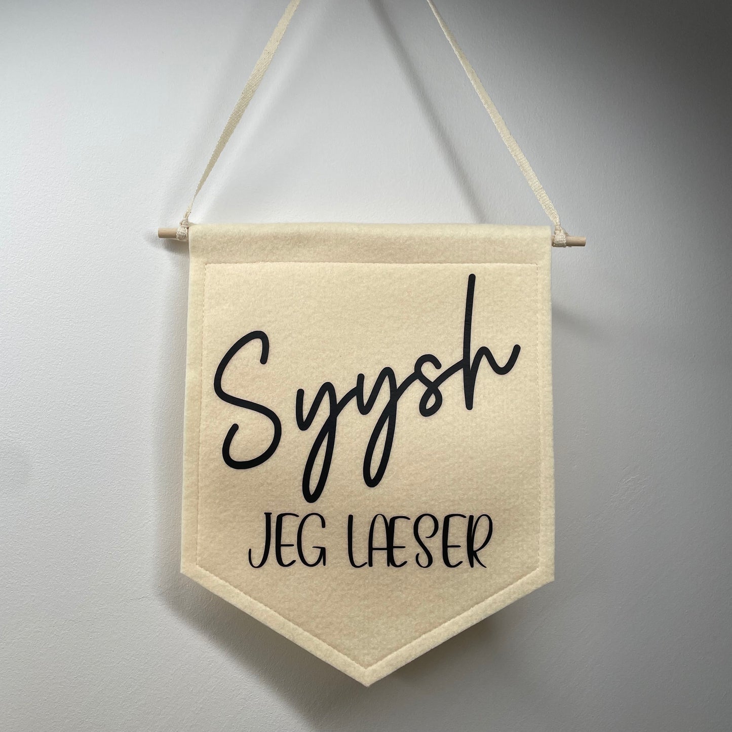 Banner flag til ophæng - "Syysh jeg læser" - mellem