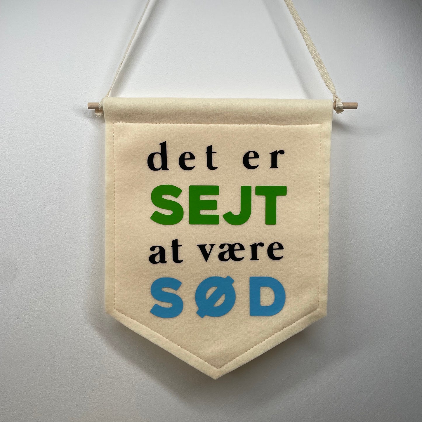 Banner flag til ophæng - "Sejt at være sød" - mellem