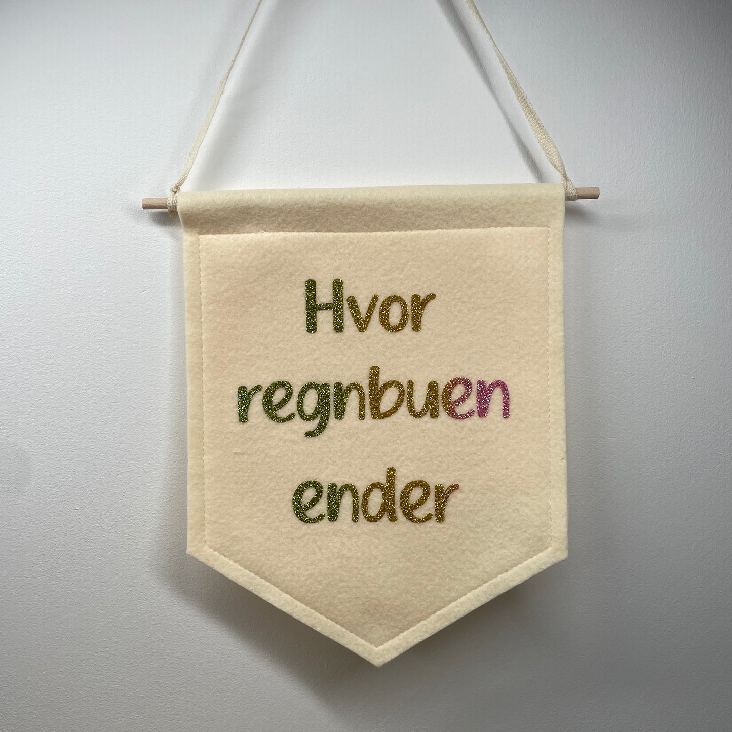 Banner flag til ophæng - "Hvor regnbuen ender" - mellem