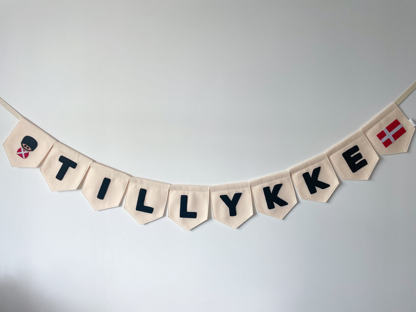 Tillykke fødselsdags banner med figurer