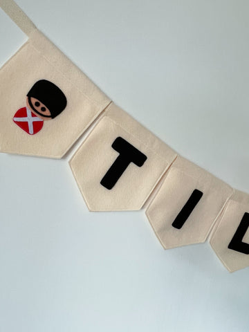 Tillykke fødselsdags banner med figurer